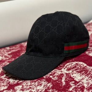 Gucci Black GG Monogram Cap with Sherry Line